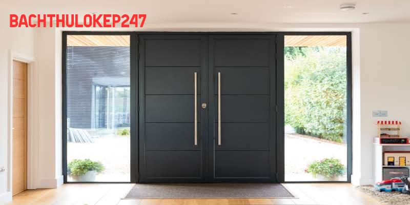 Cánh cửa mở nhưng người đứng trước do dự bước qua 